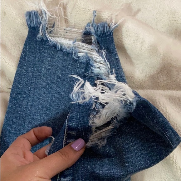 Distressed blue jeans - Picture 4 of 5